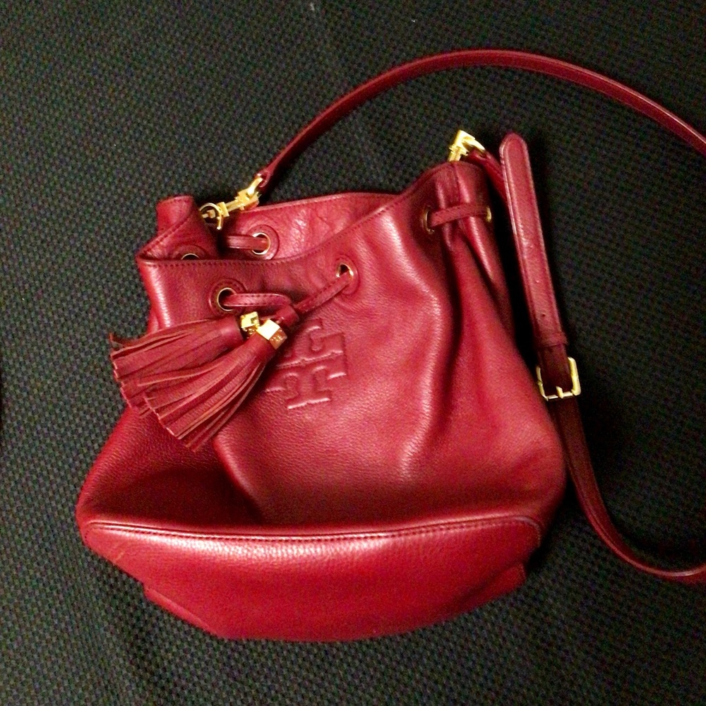 Tory Burch “Thea” all-leather bucket bag ♥️